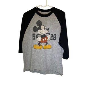 Walt Disney Parks Men's size L Mickey Mouse graphic Raglan Sleeve Tee Gray Black